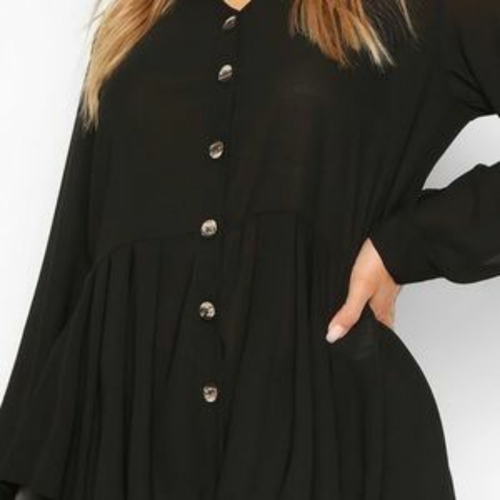 BOOHOO. PLUS PLEATED BUTTON DETAIL SHEER PEPLUM SHIRT. BLACK. SIZE 18 (2XL)